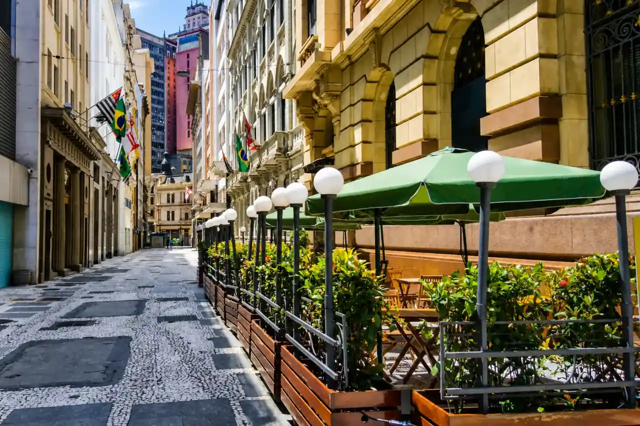 Rua no centro de São Paulo com cafés e prédios históricos