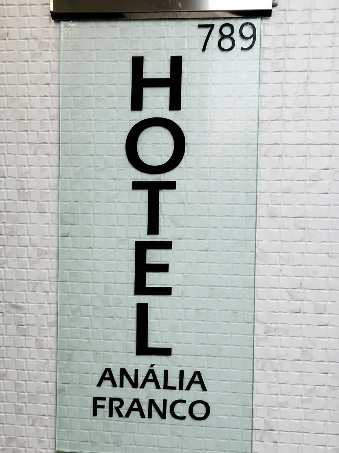 Placa de entrada do Hotel Anália Franco no número 789