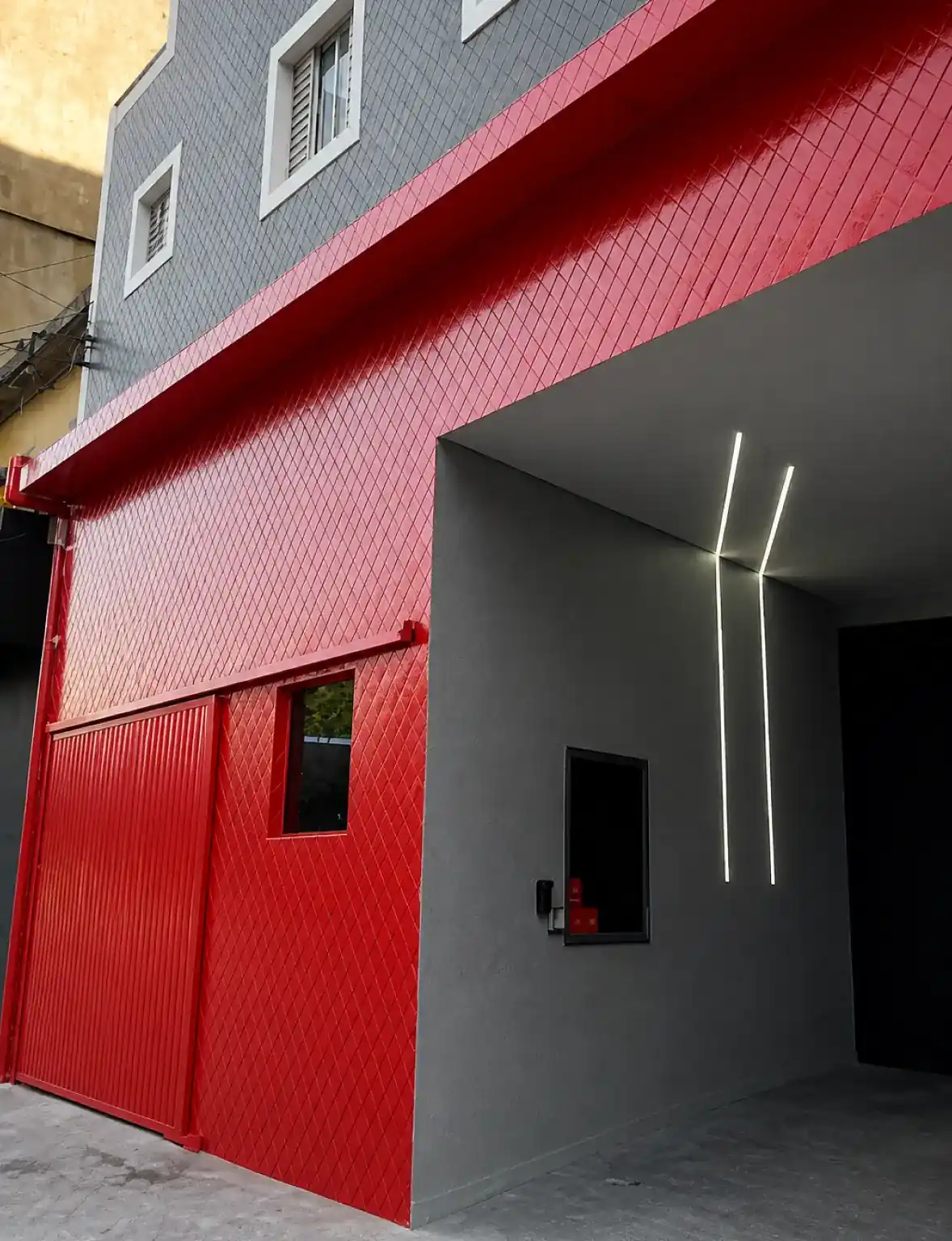 Entrada coberta e acesso para o estacionamento privativo