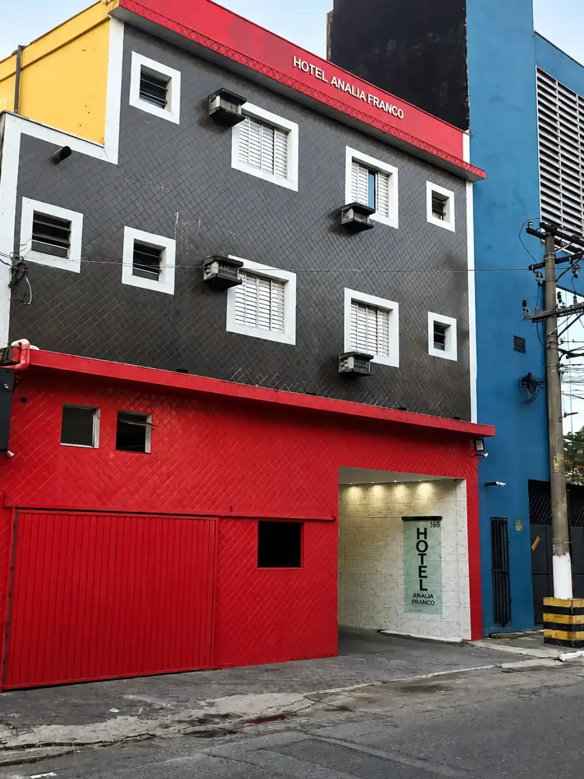 Fachada do Hotel Anália Franco vista da rua durante o dia