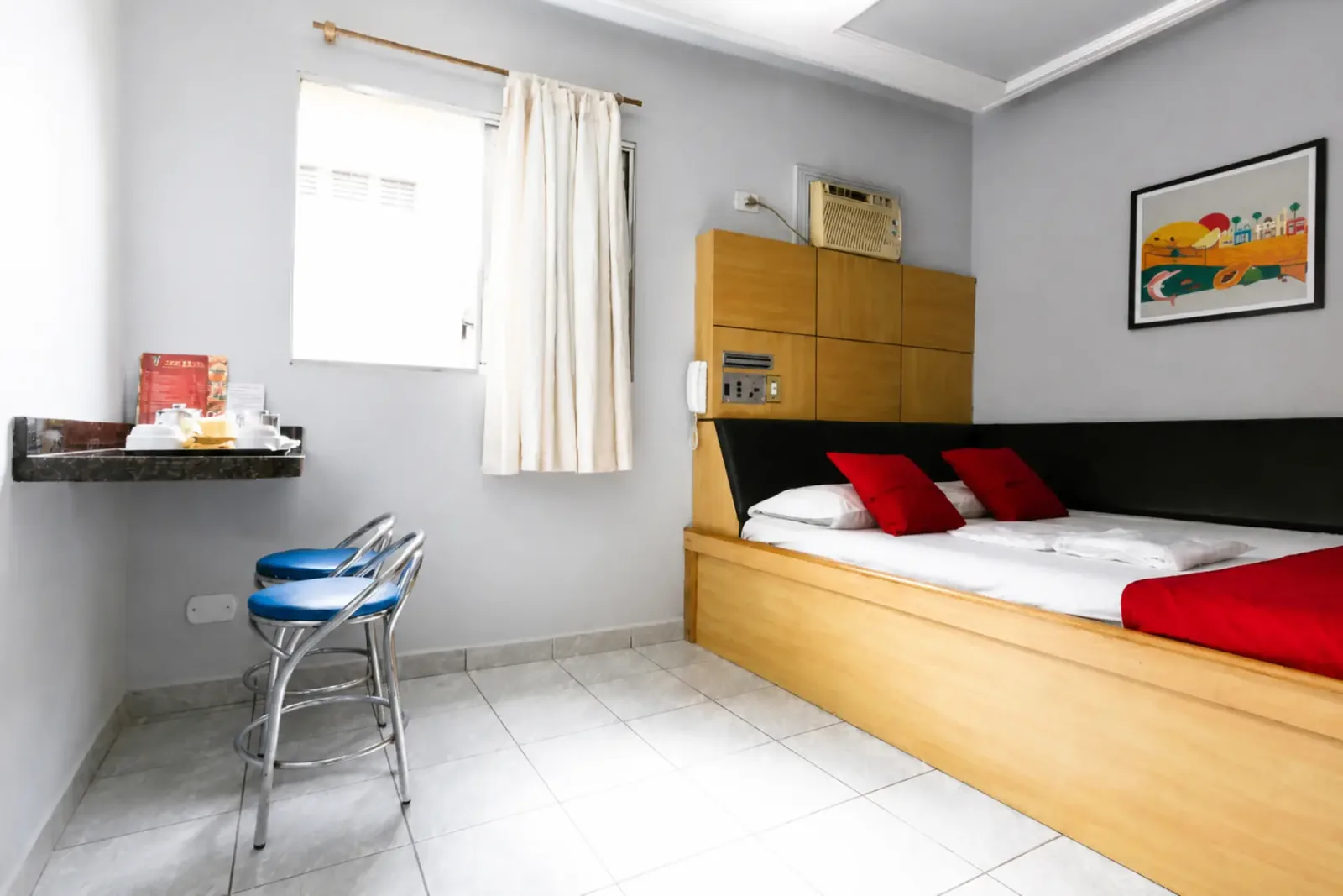 Quarto Deluxe com cama de madeira, ar-condicionado e assentos