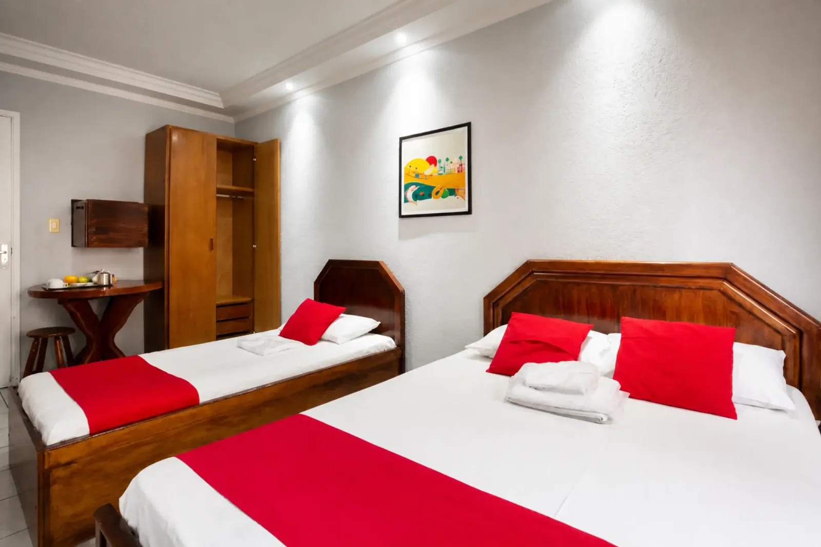 Quarto família com uma cama de casal e uma cama de solteiro